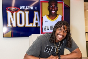 yl23455永利官网-开启新篇章！鹈鹕晒卢尼签约照：正式落笔签约！