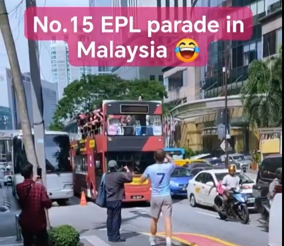 yl23455永利官网-😥曼联在马来西亚进行巴士巡游，游行视频遭遇对手球迷无情嘲讽